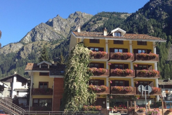 ALBERGO ALPENROSE Ski&Bike Mountain Hotel (Gressoney-Saint-Jean)